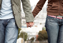 Почему женатые пары должны чаще держаться за руки?