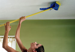 Как почистить потолок в квартире?