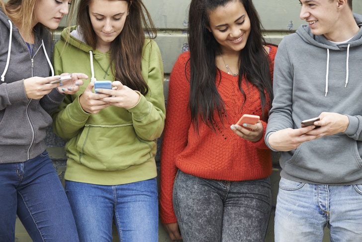 подростки со смартфонами