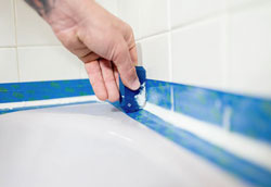 Как герметично заделать щель между ванной и стеной?