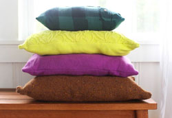 Как превратить старые свитера в декоративные подушки?