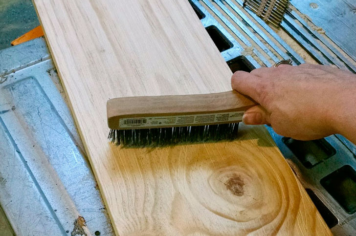 металлическая щетка для браширования дерева