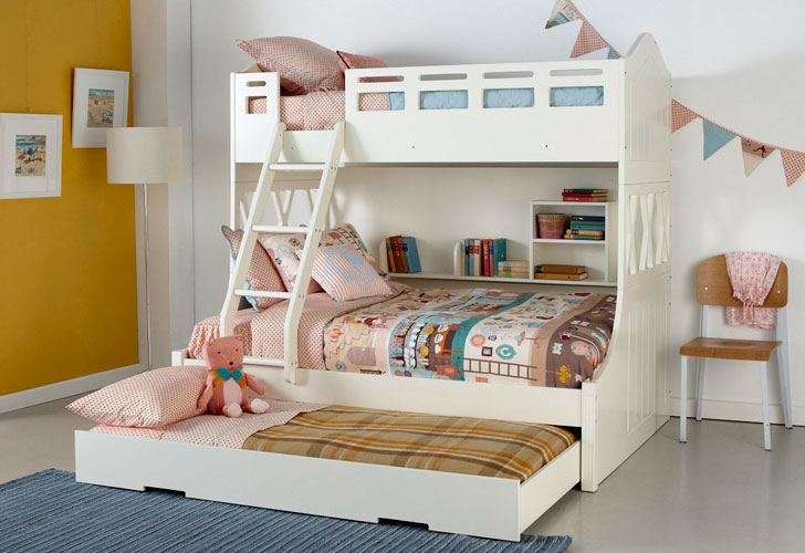 детская двухъярусная трехспальная кровать