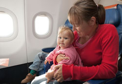 Грудной ребенок в самолёте: что маме взять в полёт